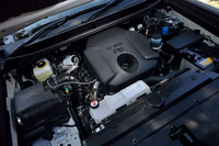 パワーユニットは、今回試乗した2.8リッターディーゼルターボ（写真）のほか、2.7リッターのガソリンエンジンがラインナップされる。