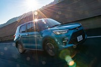 パワーユニットは最高出力98PS、最大トルク140N・mの1リッター直3ターボエンジン。軽量なボディーも相まって加速は軽快だ。