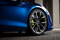 マイクロチップを内蔵する「アルトゥーラ」のために専用開発されたピレリのサイバータイヤ「Pゼロ」を装着。空気圧や溝の減り具合などの情報を常にモニタリングできるようになっている。サイズは前：235/35ZR19、後ろ：295/35ZR20。