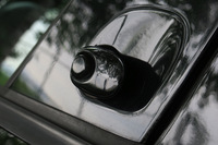 電気式のドアオープナー。「セキュリティーランプがついていない（キーがロックされていない）のにドアが開かない」という症状を思うと、ドアオープナーが壊れた可能性も考えられたが、リモコンキーと左右のドアオープナーが同時に壊れるというのは、確率的にちょっと考えづらかった。