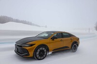 ドライブモードの切り替えによって後輪を滑らせながらのコーナリングもできる。