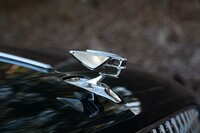 ボンネット先端のマスコットはイルミネーション付き。押し込むと格納できる。