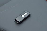 新型「PCX」では、スマートキーシステムが採用されている。キーは携帯してさえいれば衣類のポケットなどから取り出す必要はなく、車体のスイッチを操作するだけで始動できる。