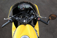 社外品のハンドルやバックステップなどが装着されており、身長185cmの桐島ローランド氏でも無理なく乗れるライディングポジションがかなえられていた。