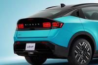 リアまわりでは、かなり大胆に黒の配色を採用。奥行き感のある「LED 3Dホログラフィックリアコンビネーションランプ」の採用もトピックだ。