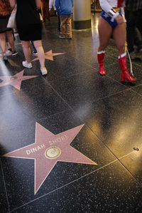 ハリウッド大通りで。シボレー提供の長寿番組でプレゼンターを務めていた歌手ダイナ・ショア（1916～1994年）の名前も。通りすぎる娘たちは、もはや彼女の存在を知らない世代である。