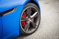 テスト車にはオプションの20インチホイールが装着されていた。赤いキャリパーが目立つ、強化ブレーキシステムもオプション装備。