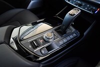 トランスミッションはZF製の8段AT。シフトパドルはセットオプション「プレミアムパッケージ」に含まれる。シフトレバーの周辺には、走行モードのセレクター（スポーツ／オフロード／I.C.E.＜効率重視＞）が並ぶ。