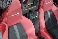 「Modulo X」ロゴ入りの専用シートセンターバッグ（写真中央）は、左右シート間に取り付け可能。