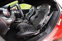 試乗車は座面の横ステッチが印象的な「デイトナレーシングシート」を装備していた。もちろん“デイトナ”こと「365GTB/4」をモチーフとしたデザインだ（エンジンはV12でFRだが）。