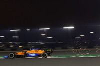 過去2戦でたった2点しか取れず、コンストラクターズランキング3位の座をフェラーリに奪われて、さらに31.5点もの大量リードを許していたマクラーレン。起死回生を狙って迎えたカタールGPでは、ダニエル・リカルドが予選で14位に沈むも、ノリス（写真）が同6位、フェルスタッペンとボッタスの降格ペナルティーで4番グリッドが転がり込んできた。しかし、ノリスはタイヤのパンクに見舞われ9位入賞がやっと。リカルドは12位無得点に終わり、フェラーリとのポイント差は39.5点まで拡大。マクラーレンは通算出走回数900回目を残念な結果で終えた。（Photo=McLaren）