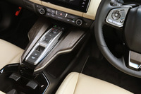 運転に関わる機能が集約されたセンターコンソール。シフトセレクターは「レジェンド」などと同じスイッチ式で、コンソールの前端に走行モードを切り替える「ECON」「SPORT」「HV」の3つのスイッチが備わる。