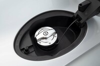 フューエルキャップにも「B」エンブレムがあしらわれる。