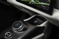 センターコンソールには、ダイヤル型の走行モード切り替えスイッチが備わる。