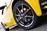 ブラックスパッタリング仕上げが施された「S660モデューロX」のホイールが独自の輝きを放つ。放熱性に優れるドリルドディスクは、上質なブレーキフィールも実現している。