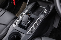 シフトセレクターのまわりにパワーウィンドウやドアロックのスイッチをレイアウト。ワイヤレス充電規格Qiに適合したスマートフォン充電装置が、シフトセレクター前方に配置されている。