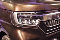 「N-BOXカスタム」には、9灯式のフルLEDヘッドランプが採用されている。