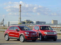 FCAのメルフィ工場をバックに。「プント」が去った後も生産が継続される「フィアット500X」と「ジープ・レネゲード」。