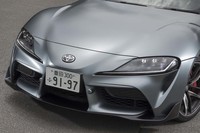 ヘッドランプは片側6灯式の個性的な意匠。ユニット下部にはデイタイムランニングライト＆ウインカーとして機能するLEDストリップが備わる。