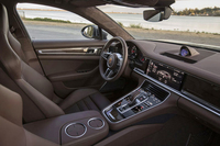 水平基調のインストゥルメントパネルが目を引くコックピット周辺部。センターには、タッチパネル式の12.3インチディスプレイがレイアウトされる。