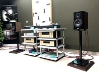 TAOCのハイグレードオーディオラック（中央）と、2020年春発売予定のスピーカー「AFC-S100」。