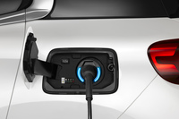 ボディー左後部に設置された充電ポート。LEDのインジケーターで充電状況が確認できるようになっている。