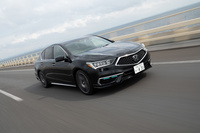 類似のシステムは高級車を中心に実用化が進んでおり、例えば世界で初めて自動運転レベル3を実現した「ホンダ・レジェンド」にも、ドライバーの異常を検知すると自動で車両を停車させる「緊急時停止支援機能」が搭載されていた。