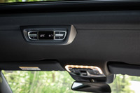 前席後方のルーフ部に、後席用のクライメートコントロールパネルを配置している。