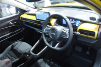 「Design to function（機能性を考慮したデザイン）」を意識したと紹介されるインテリア。水平基調のダッシュボード中央に10.25インチサイズのタッチ式ディスプレイを配置している。