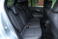 「アベンジャー」の後席。足もとは広くはないが、着座姿勢やヘッドルームなどは、身長178cmの筆者が乗り込んでも十分リラックスできる空間が確保されていた。背もたれには60：40の分割可倒機構が備わる。