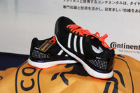 会場には、コンチネンタルタイヤの技術をソールに用いたスニーカーも展示されていた。