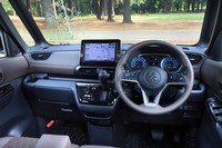 水平基調のインストゥルメントパネルは、先にデビューした「eKクロス」のデザインを踏襲。テスト車にはブラウンの合皮とファブリックからなるオプション「プレミアムインテリアパッケージ」が装着されていた。
