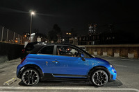 「フィアット131アバルト ラリー」のワイドフェンダーをほうふつさせる専用のフェンダーアーチやブラックのサイドスカート、大きなルーフスポイラーが目を引く「アバルト695トリビュート131ラリー」のエクステリア。