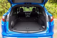 後席の背もたれを倒して荷室を最大化した状態。背もたれ部分には、若干の傾斜が残る。