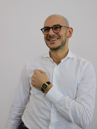 カーデザイナーのピエトロ・ヌーメ氏。最新の仕事はクリス・バングル・アソシエイツが2017年のロサンゼルスショーで公開した、中国の大都市向けEV「レッズ」。