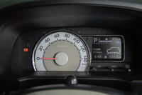 メーターは速度計のみのシンプルな単眼式。燃費やオドメーター、トリップメーターなどの情報は、モノクロのインフォメーションディスプレイに表示される。