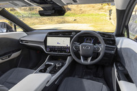 カタログモデルの「RZ」のトリムグレードは“バージョンL”のみの設定のため、キャビンは落ち着いたラグジュアリーな雰囲気だ。