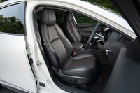 脊柱のS字カーブを維持したまま座れる形状にこだわったというフロントシート。電動調整機構は標準で備わる。