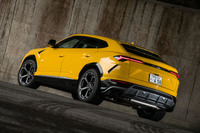 リアまわりでは、極端に寝かされたハッチゲートが特徴的。