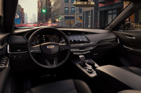 立体的な造形のインストゥルメントパネル。最新世代のインフォテインメントシステム「キャデラックユーザーエクスペリエンス」が搭載されている。