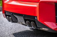 「M2クーペ」のテールエンド。大型のディフューザーや電動フラップによって音量が2段階に調整できるブラックの4本出しエキゾーストパイプなどでスポーティーに仕上げられている。