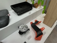 実は2012年に商品化されていた「タブウッド」。バッテリーのキャリアやフォグランプのブランケットなどに使われていたが、いよいよ装飾パーツにも使われた