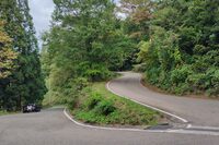 国道459号線は、宮古川と別れたあたりから難易度が急上昇！ ただ、対向車はほとんど来ず、未舗装のポイントも1カ所だけだったので、実際に窮地に陥ることはなかった。写真は奥川大字大綱木のあたりの、恐怖のつづら折れ。