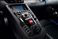 センターコンソールには“ハードスイッチ”がずらりとならぶ。