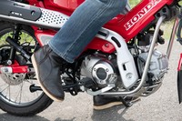 始動はスイッチ操作によるセルフスターター式だが、キックペダルも利用できる。