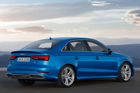 「アウディA3セダン」では、ショルダーラインもボディー下部のキャラクターラインも、その延長線がリアビューに続いている。