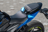 シート高は、この手のスポーツネイキッドとしては標準的な820ｍｍ。シート下の車体がスリムなこともあって、足つき性は良好だった。