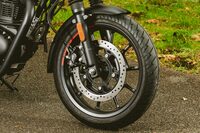 タイヤサイズは前が110/70-17、後ろが140/70-17。印シアット製のバイアスタイヤが装着されている。