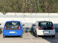 スーパーの駐車場にいた「フォルクスワーゲンup!」。2023年1月撮影。