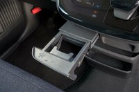 ダッシュボード下部には引き出し式のカップホルダーが用意される。手前側には桜の模様が刻まれる。